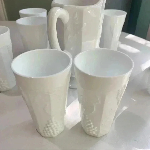 Vintage Westmoreland Milk‎ Glass Pitcher Embossed Grapes Vine set + 8 cups - Picture 9 of 9